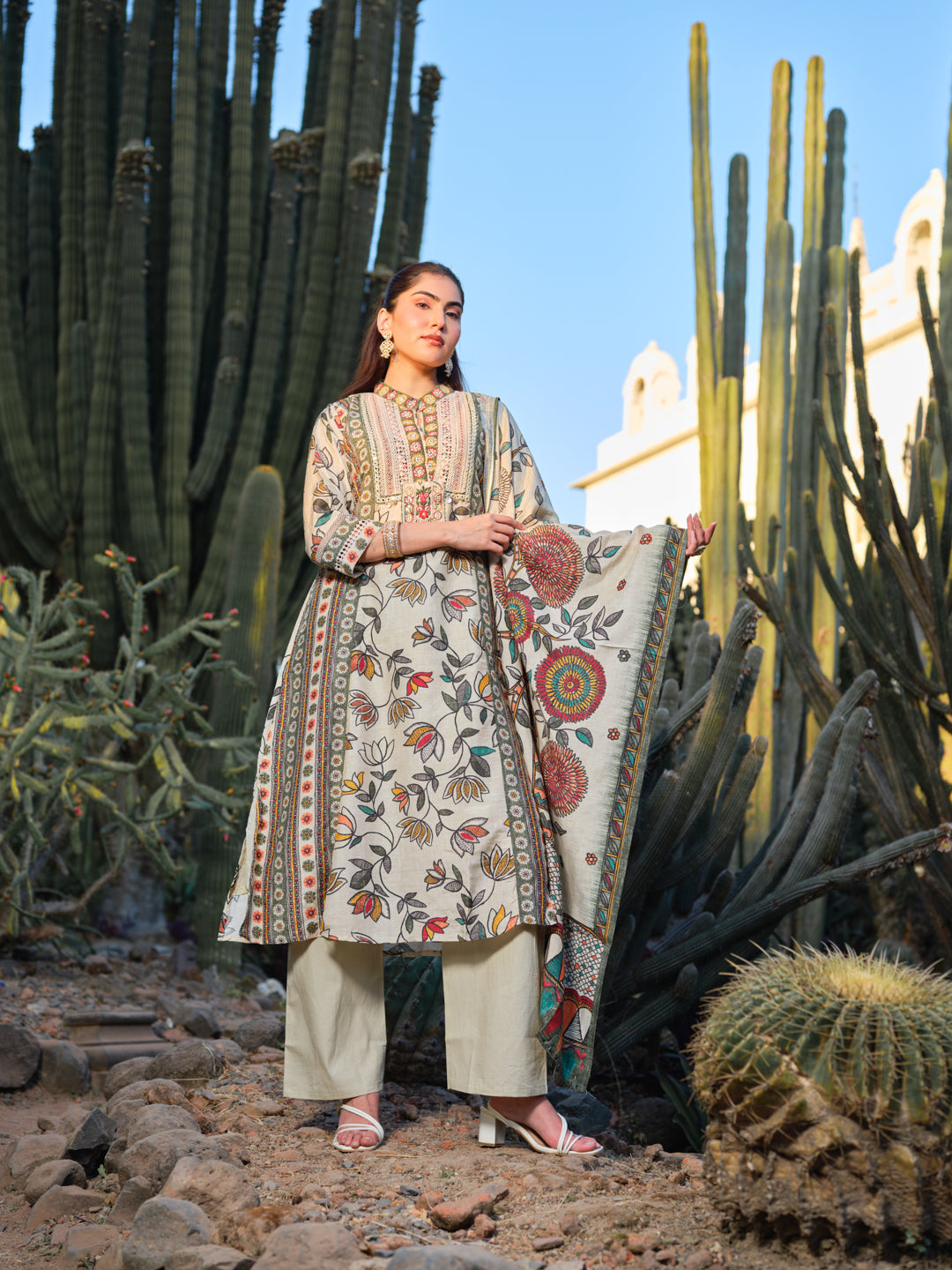 Women Floral Printed Regular Kurta with Trousers & With Dupatta