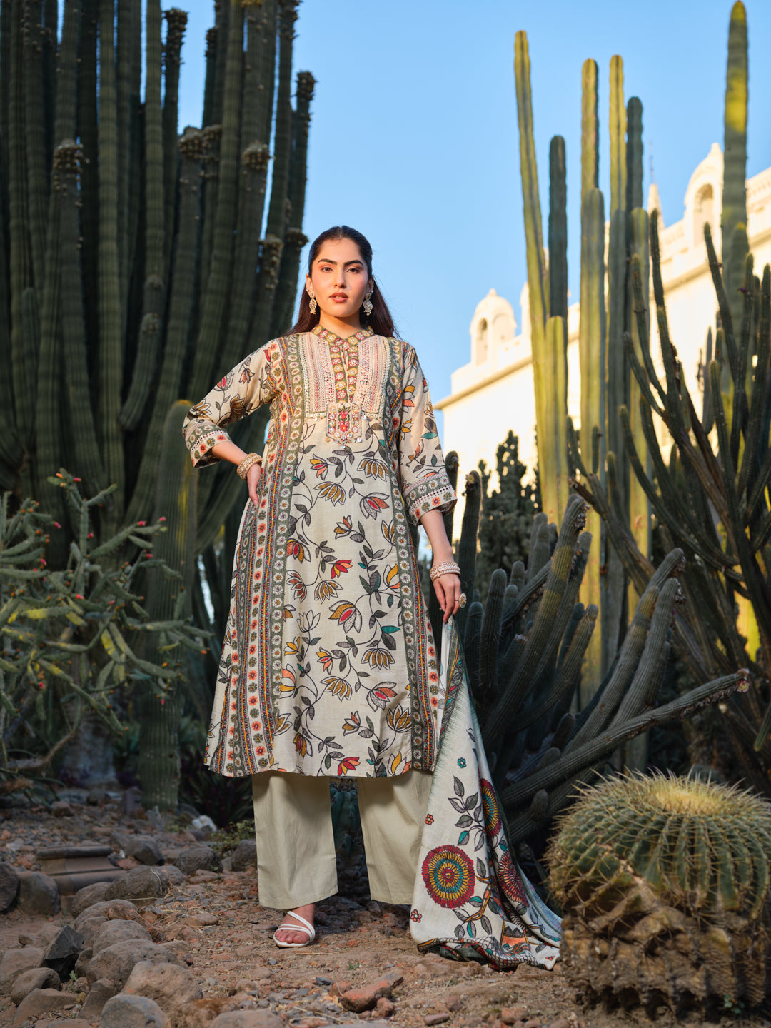Women Floral Printed Regular Kurta with Trousers & With Dupatta