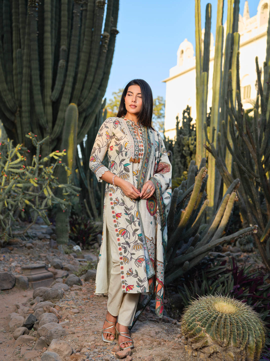 Women Floral Printed Regular Thread Work Kurta with Trousers & With Dupatta