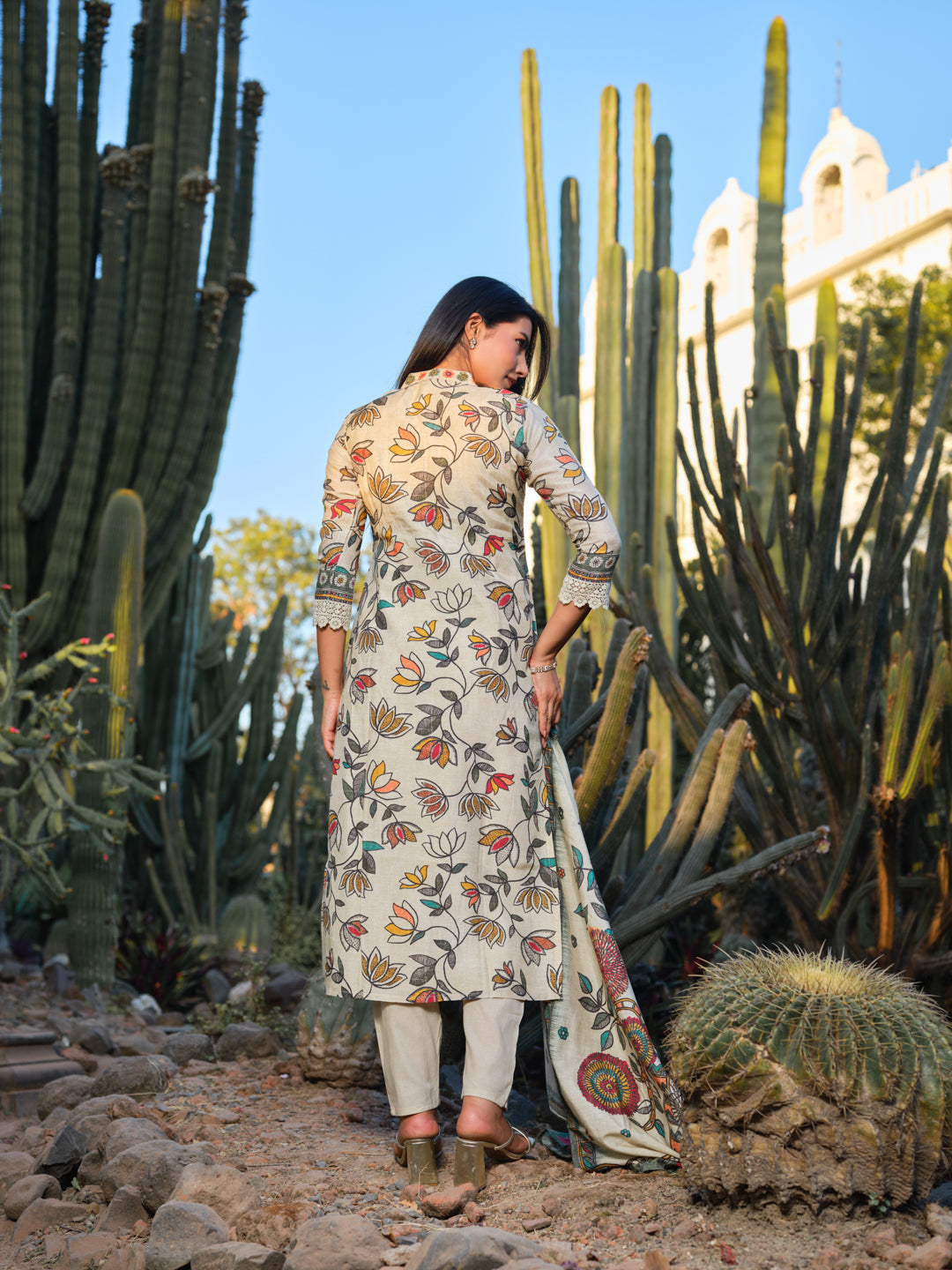Women Floral Printed Regular Thread Work Kurta with Trousers & With Dupatta